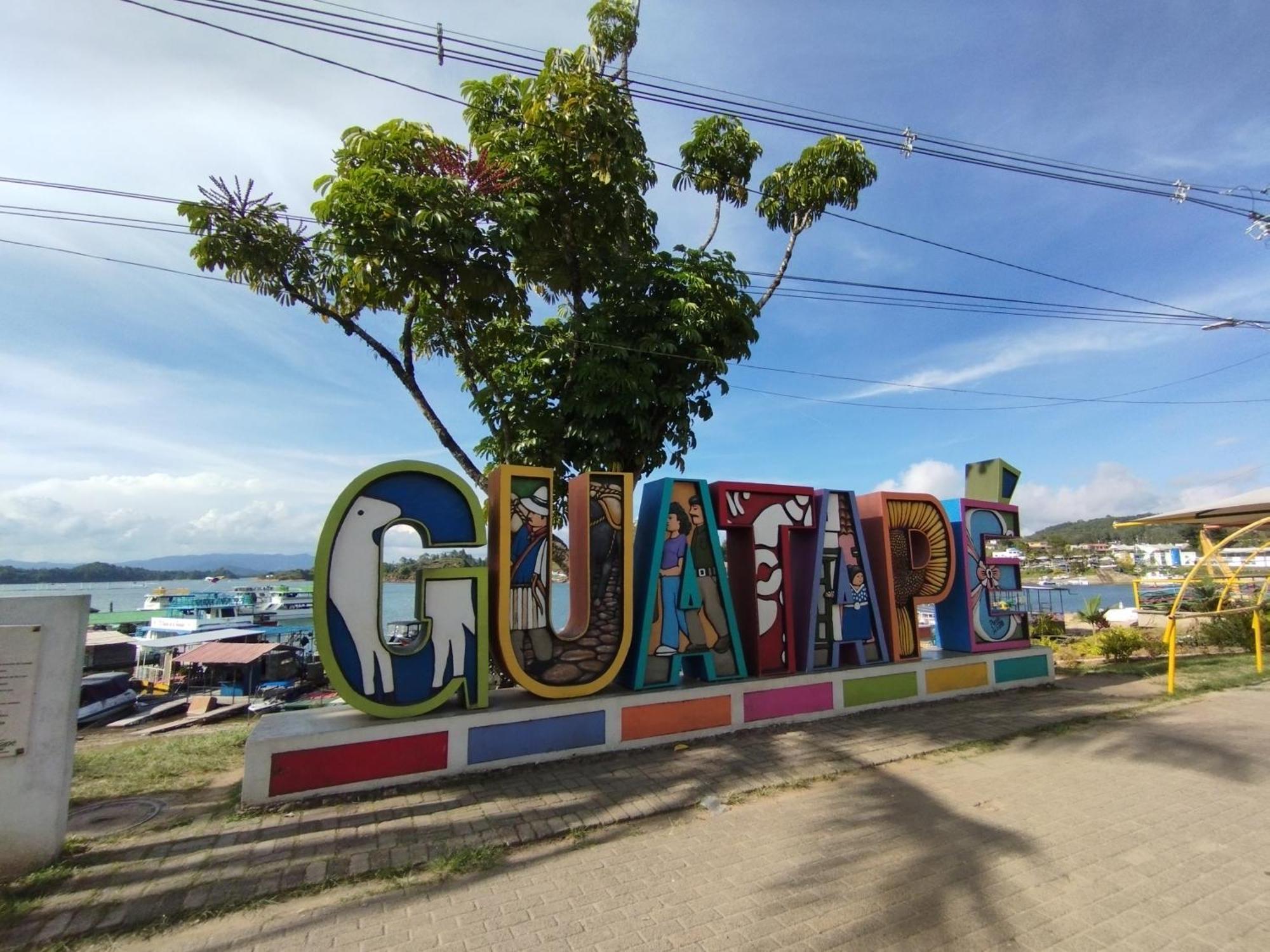 Aptos Plaza Principal, Con Y Sin Vista Al Embalse, Frente Autobus, A 8 Minutos De La Piedra Del Penol, Todo Cerca!!! Guatapé Eksteriør billede